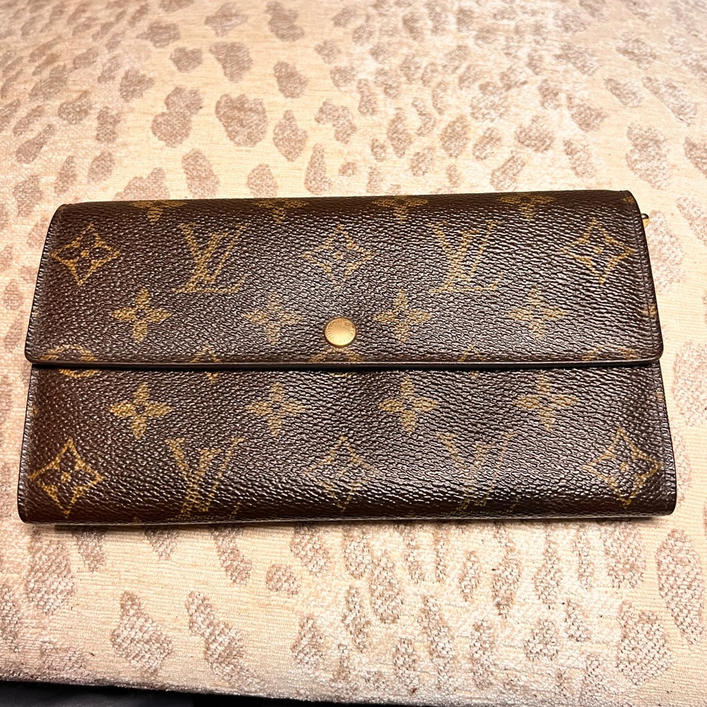 Sold! Louis Vuitton Sarah Wallet TH0022